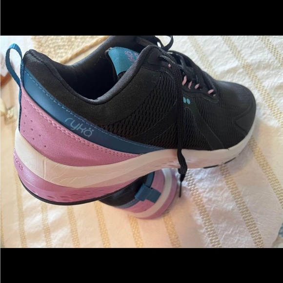 Women’s Ryka athletic shoes size 9.5 wide. Excellent condition - Picture 4 of 7